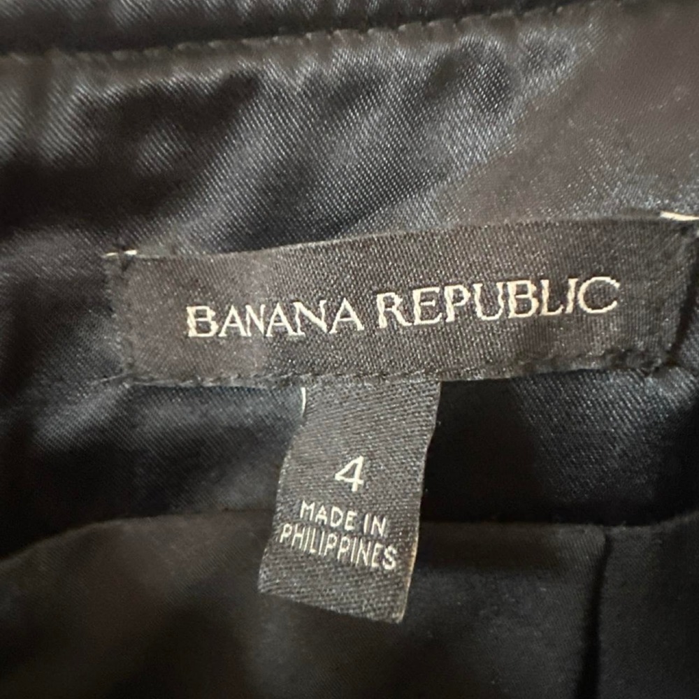Banana Republic black textured leather skirt with zipper pockets, size 4 - Picture 2 of 8